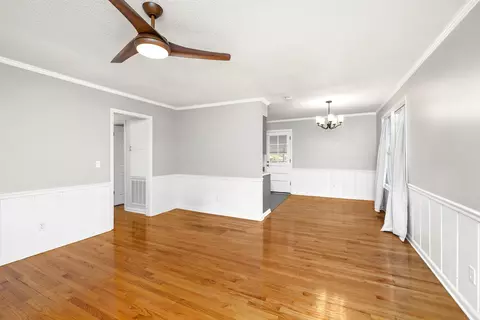 Living - 660 Woodside Dr, Manning, SC 29102 photo 2 of 2