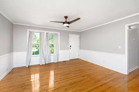 Living - 660 Woodside Dr, Manning, SC 29102 photo 1 of 2