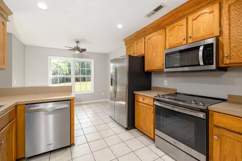 Kitchen - 200 Trillium Ln, Sumter, SC 29154 photo 4 of 4