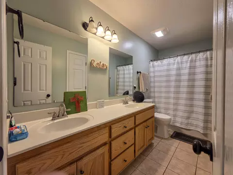Bath - 1460 Malone Dr, Sumter, SC 29154 photo 2 of 7