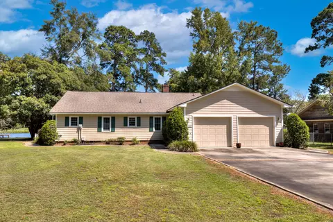 2166 Lake Shore Dr, Manning, SC 29102