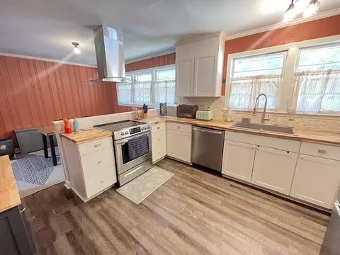 Kitchen - 11 Lindley Ave, Sumter, SC 29150 photo 2 of 8
