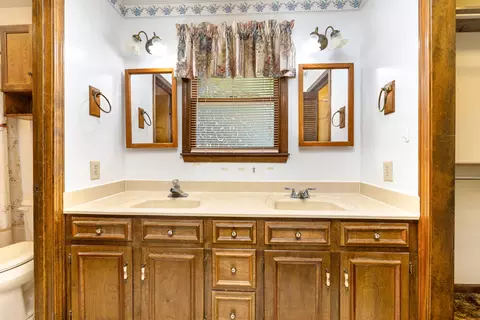 Bath - 977 Whitehall Dr, Sumter, SC 29154 photo 2 of 4