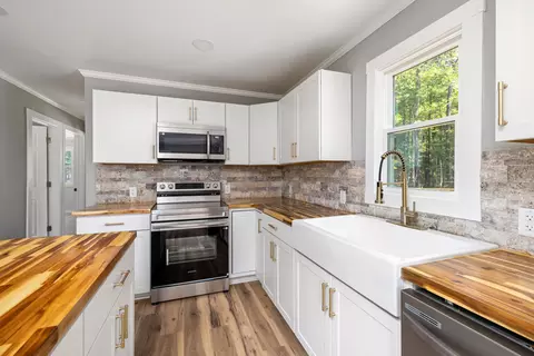 Kitchen - 1090 State St, Sumter, SC 29153 photo 3 of 3