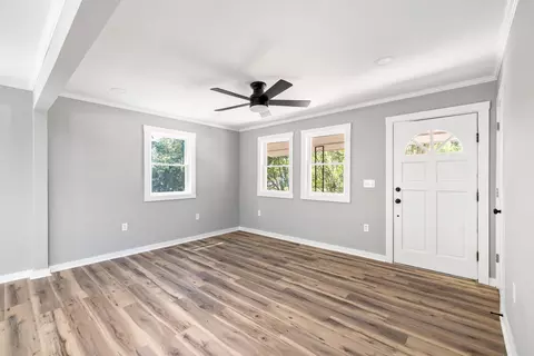 Living - 1090 State St, Sumter, SC 29153 photo 2 of 3