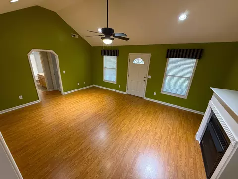 Living - 3185 Foxcroft Cir, Sumter, SC 29154 photo 2 of 3