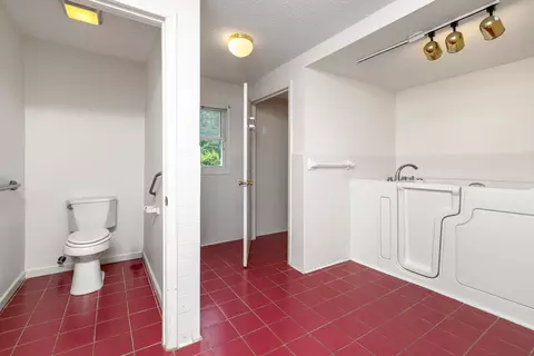 Bath - 10 Edwards St, Sumter, SC 29150 photo 2 of 7