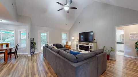 Entry Way - 2501 Foxcroft Cir, Sumter, SC 29154 photo 2 of 5