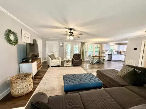 Living - 1961 Forest Dr, Sumter, SC 29154 photo 4 of 4