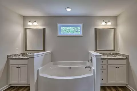 Bath - 2180 Currituck Dr, Sumter, SC 29153 photo 2 of 5