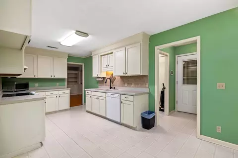 Kitchen - 20 Heather Ct, Sumter, SC 29154 photo 3 of 3