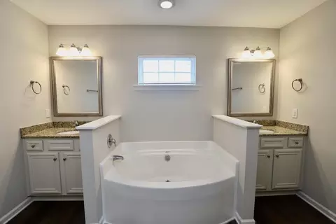 Bath - 3680 Moseley Dr, Sumter, SC 29154 photo 4 of 8