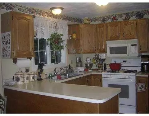 16 Whispering Ln, Warwick, RI 02886 photo 8