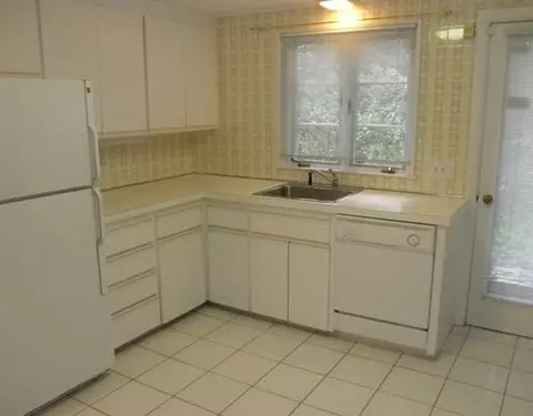 96 Rutherford Ave, Warwick, RI 02886 photo 2