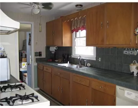 127 Beverly Rd, Riverside, RI 02915 photo 3