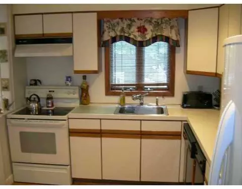 44 Inez Ave, Warwick, RI 02886 photo 2