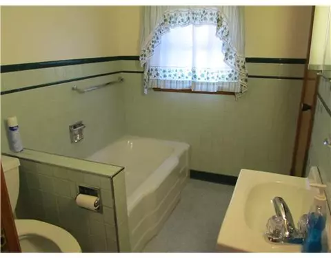 392 Grove St, Woonsocket, RI 02895 photo 8