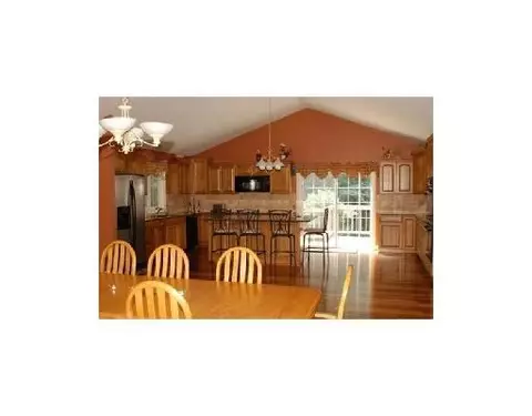 38 Pleasant St, Mendon, MA 01756 photo 4