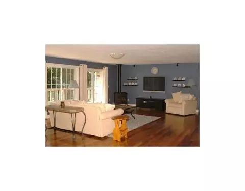 38 Pleasant St, Mendon, MA 01756 photo 2