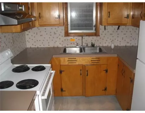 24 Knight St, Woonsocket, RI 02895 photo 3