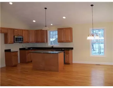 60 Fieldside Dr, Woonsocket, RI 02895 photo 4