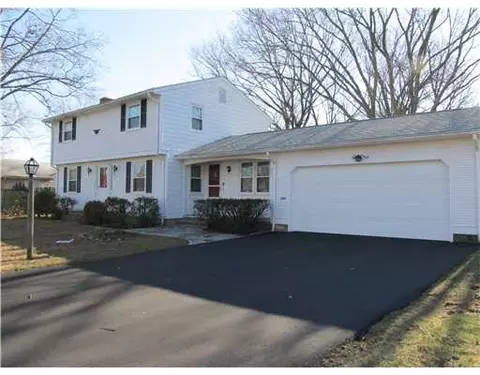 535 Algonquin Dr, Warwick, RI 02888 photo 2