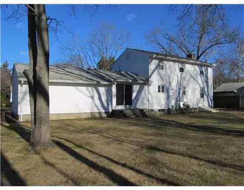 535 Algonquin Dr, Warwick, RI 02888 photo 3