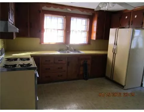 56 Everett St, Warren, RI 02885 photo 3