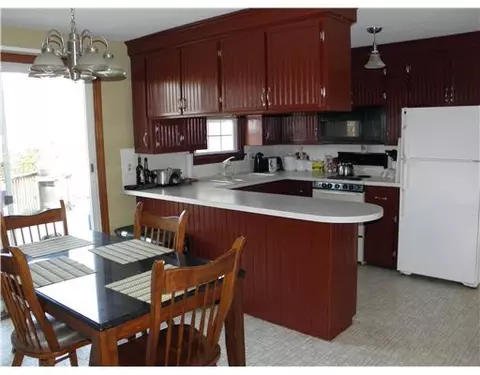 12 Laurel Ln, Warren, RI 02885 photo 2