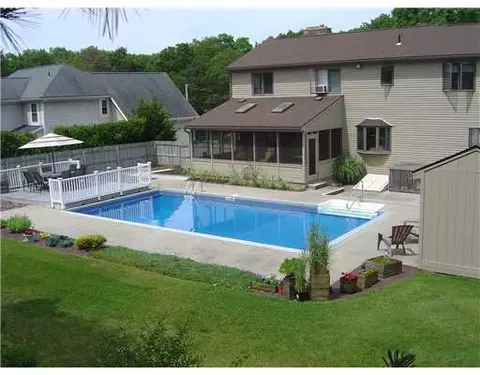 24 Andersen Ct, Westerly, RI 02891 photo 2