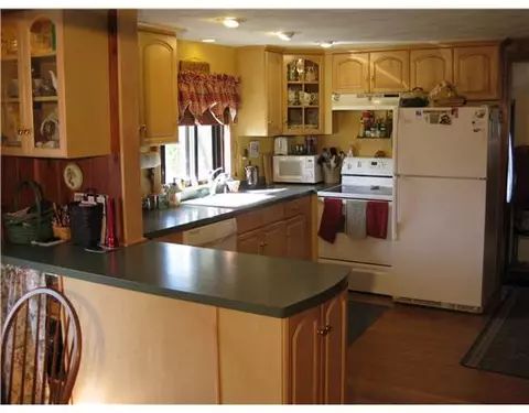 375 Chapmans Ave, Warwick, RI 02886 photo 2