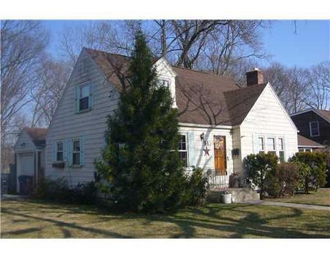 94 Massasoit Dr, Warwick, RI 02888 photo 2