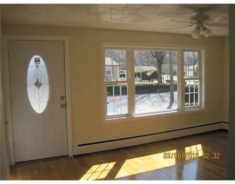 28 Crocus St, Warwick, RI 02886 photo 2