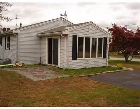 83 Carey Ct, Woonsocket, RI 02895 photo 4