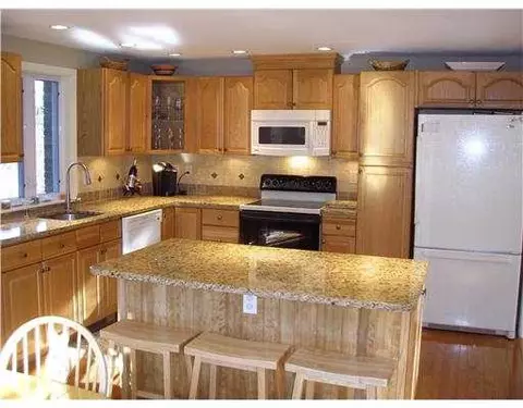 21 Ellen Ln, Cranston, RI 02921 photo 2