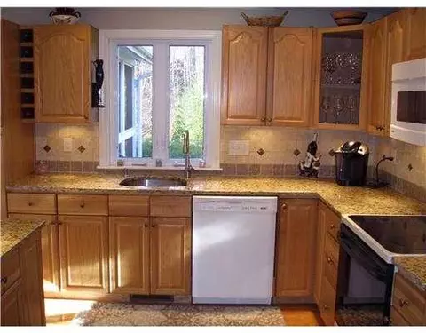 21 Ellen Ln, Cranston, RI 02921 photo 3