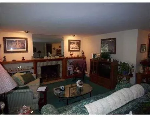 26 Forbes St, Warwick, RI 02886 photo 4