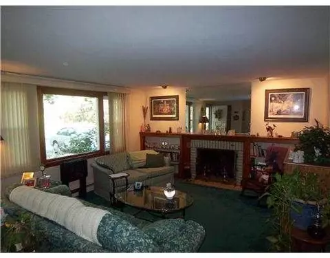 26 Forbes St, Warwick, RI 02886 photo 3