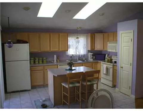 11 Devon Ct, Warwick, RI 02889 photo 3