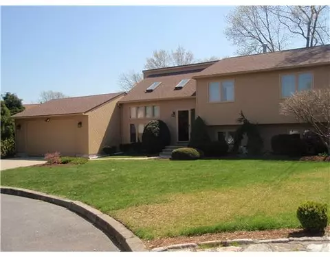 22 Lilac Cir, Cranston, RI 02920 photo 2