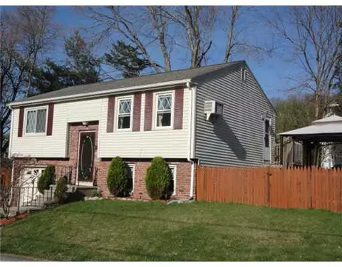 32 Cliffe Ave, Woonsocket, RI 02895 photo 2
