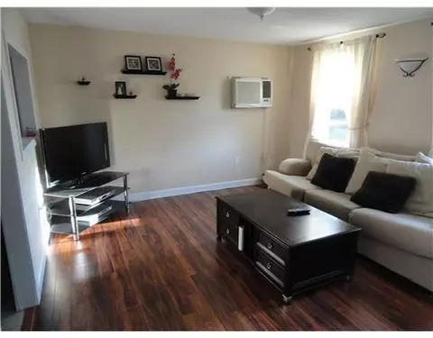 32 Cliffe Ave, Woonsocket, RI 02895 photo 3