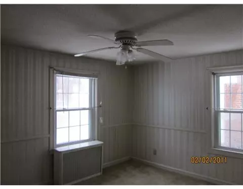 866 Warwick Ave, Warwick, RI 02889 photo 2
