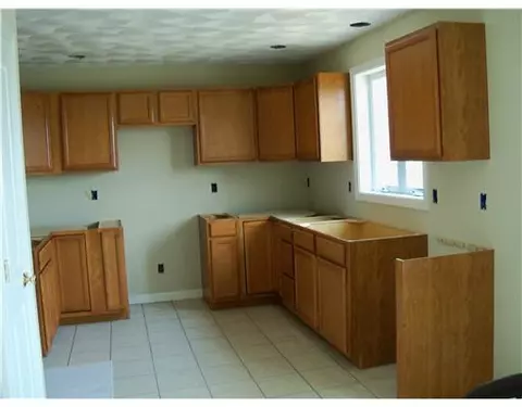 70 Fieldside Dr, Woonsocket, RI 02895 photo 6