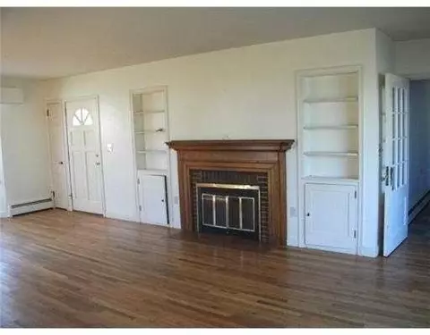550 E Main Rd, Middletown, RI 02842 photo 3