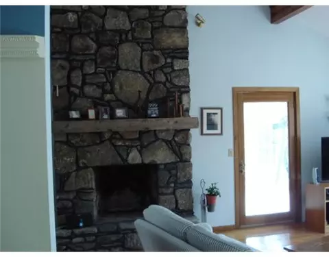8 Seacrest Dr, Westerly, RI 02891 photo 2