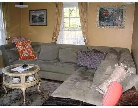 78 Wayne St, Warwick, RI 02889 photo 2