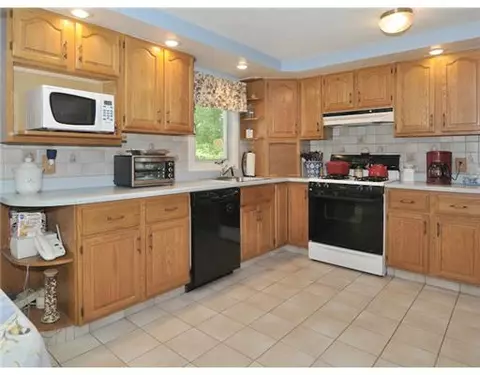 45 Sutter Ave, Warwick, RI 02886 photo 3