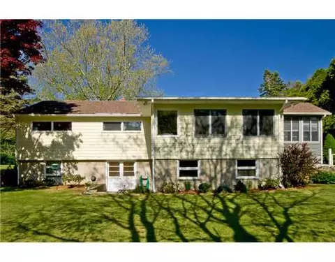 30 Stuart St, Westerly, RI 02891 photo 3