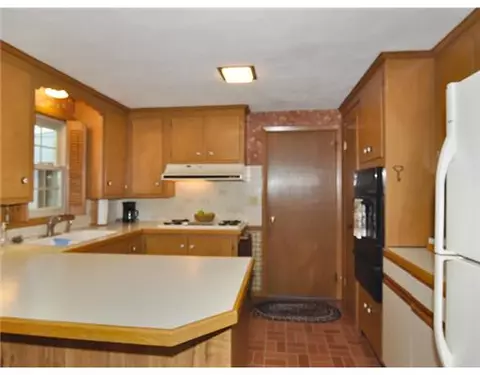 70 Walker Rd, Warwick, RI 02889 photo 5